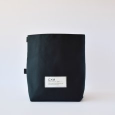P canvas black